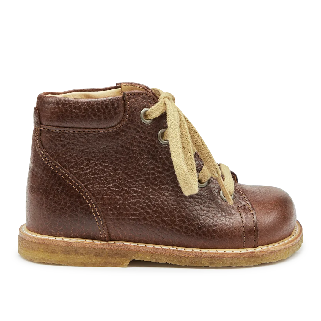 Classic lace-up shoe